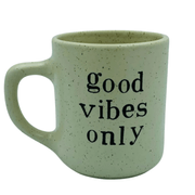 CANECA-CERAM--PACOCA-GOOD-VIBE-ONLY-CORPORACAO-DE-OFICIOS